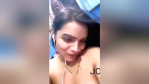 Sexy Desi Bhabhi Shows Her Boobs