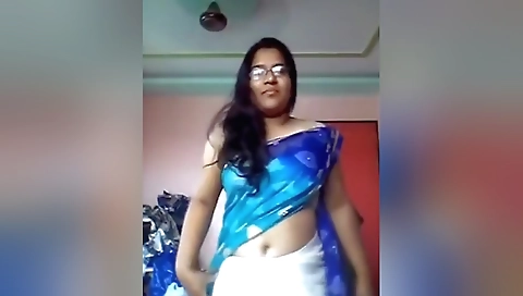 Desi Bhabhi Shows Her Boobs And Pussy 2