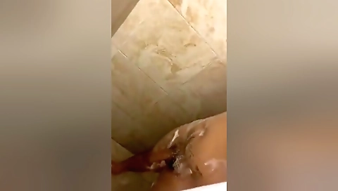 Sorprendo A Mi Amigo En Ducha, Tiene La Verga Enorme