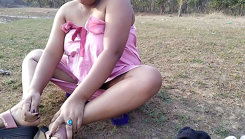 Hot Desi Sexy Bhabhi Girl Shows Sexy Boobs By Doing Bath Show In Outdoor, Also Roams In Forest